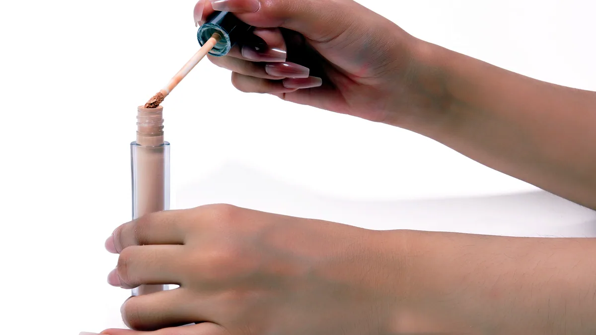 Ein Applikatorstift mit heller Tönung, die Spitze ist mit Produkt gefüllt.